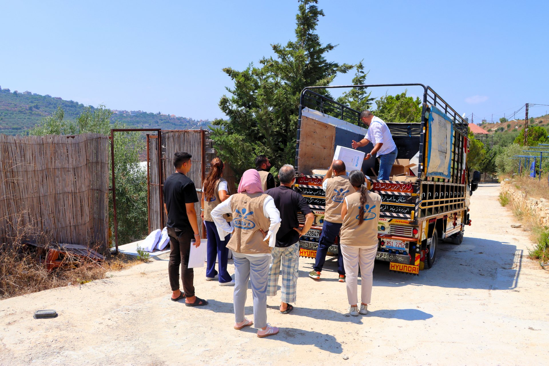 UNICEF, in cooperation with Naba’a, distributed clothing, bags, and essential supplies to women and children in several collective shelters in the Jezzine
